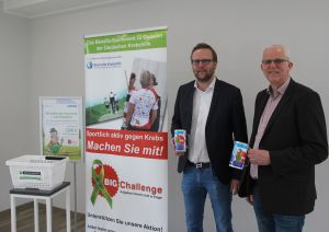 Manuel Dieckmann (li.) übergibt die Spendendosen an Heinrich Niggemeyer von BIG Challenge.