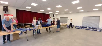 Anpackend: hier werden die Starterbeutel gepackt
© Big Challenge
